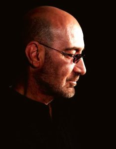 آهنگ متفاوت از قمیشی : ( توی خونه مون به ما میگن فراری ) آهنگ متفاوت از قمیشی : ( توی خونه مون به ما میگن فراری )